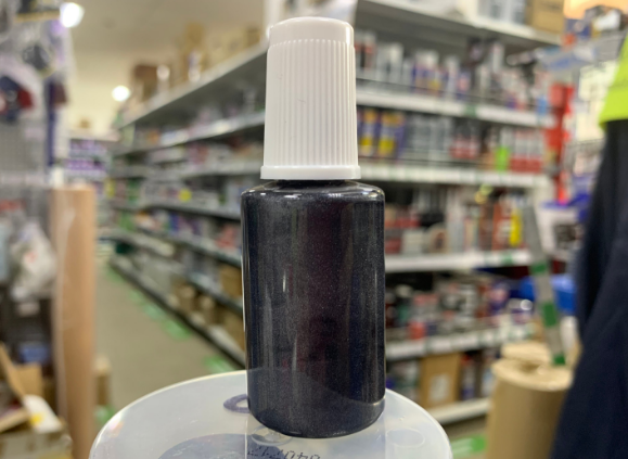 Кисточка с краской для устранения сколов и царапин